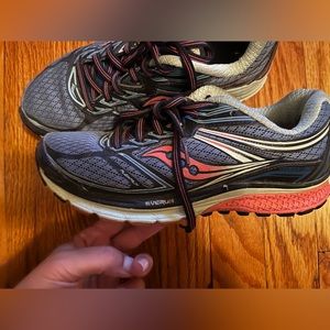 Saucony size 7 running shoe